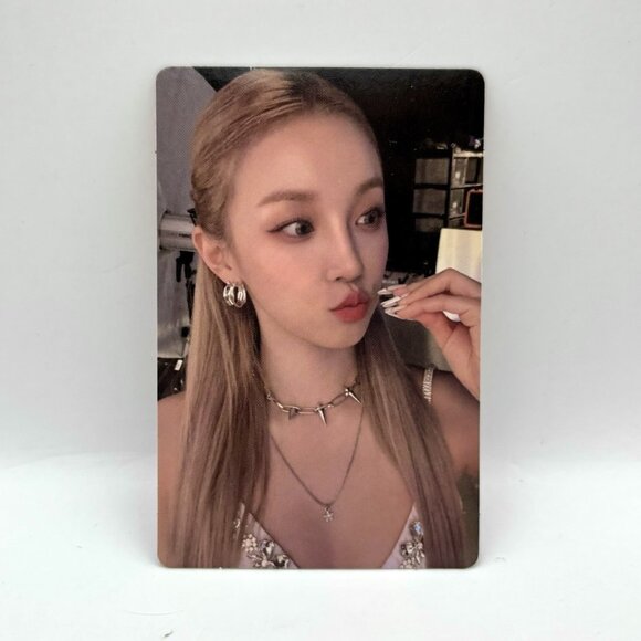(G)I-DLE Yuqi Heat Blaze Ver Official Photocard PC KPop Gidle I-dle - Picture 1 of 2